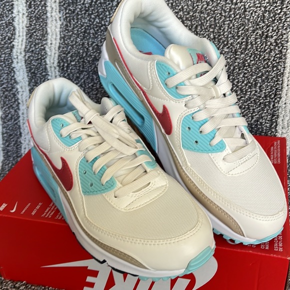 Nike Air Max 90
Women's Shoes - Picture 7 of 16